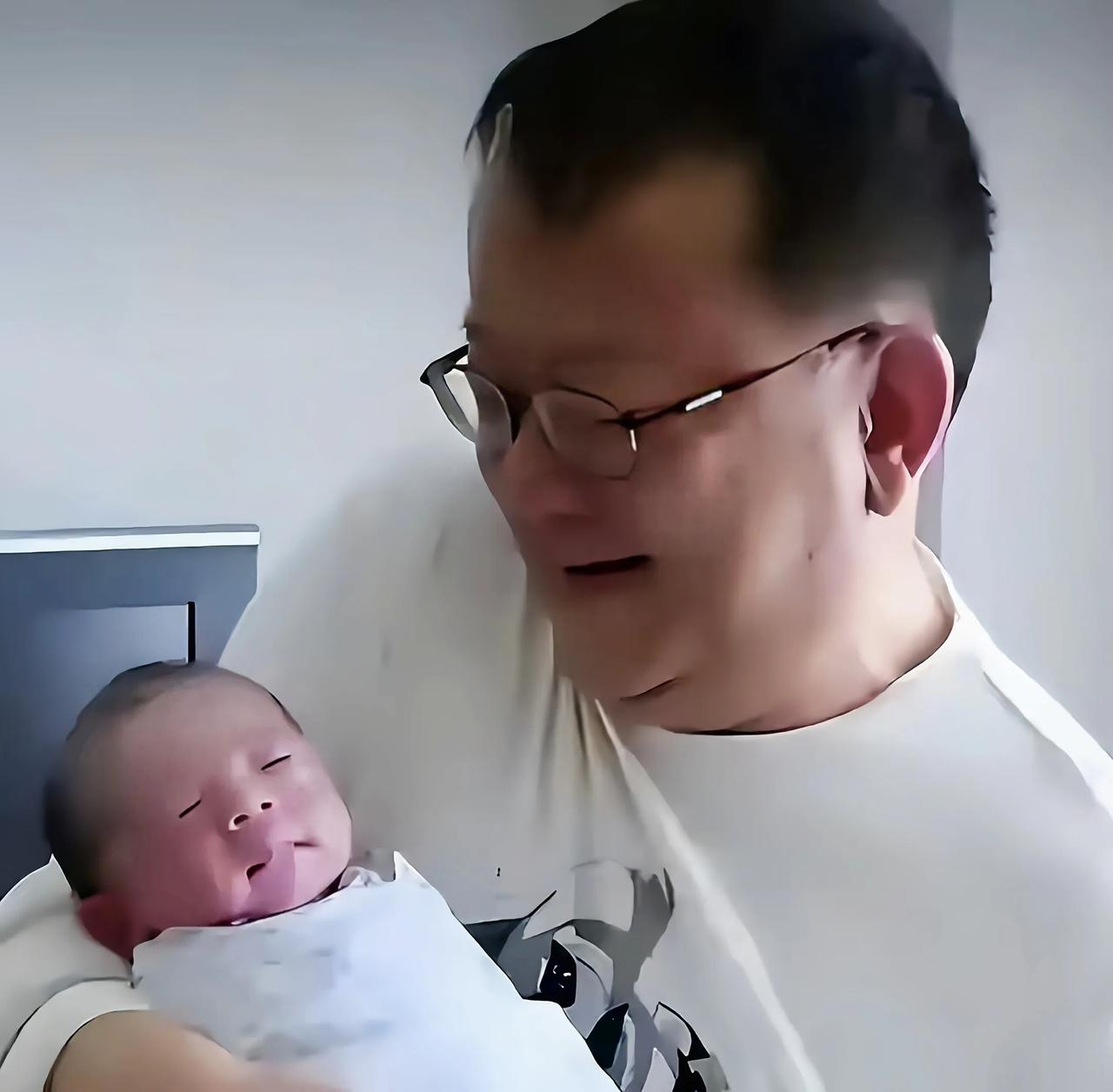 有温婉的妻子陪伴，还有优秀的儿子，79岁王刚活出了自己的模样最近看到演员王刚的