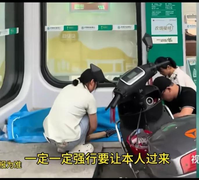 病重老人抬至银行猝死，家属难辞其咎：既然老人病危，那家属就不应该再把老人抬到