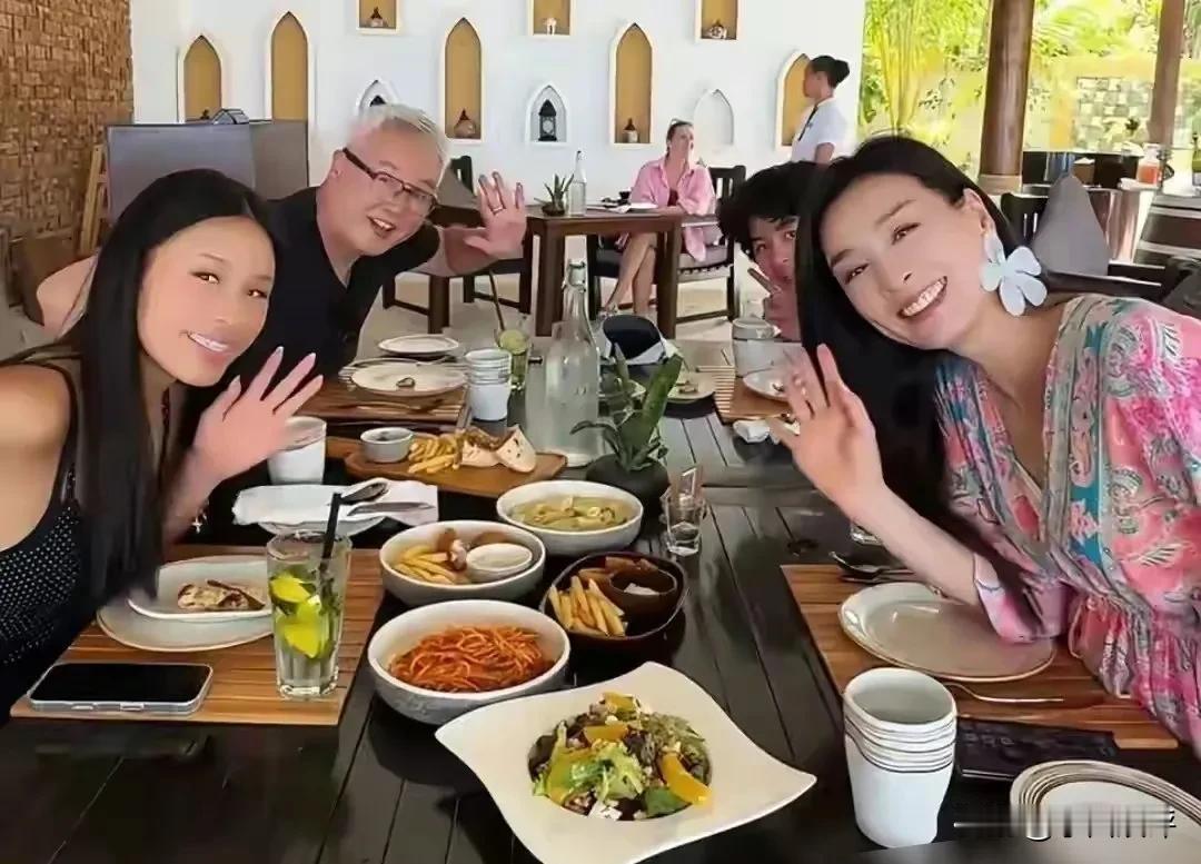 张庭儿女的近照。近日，张庭和林瑞阳夫妇赴美国探望留学的儿女，分享了一段温馨的家庭