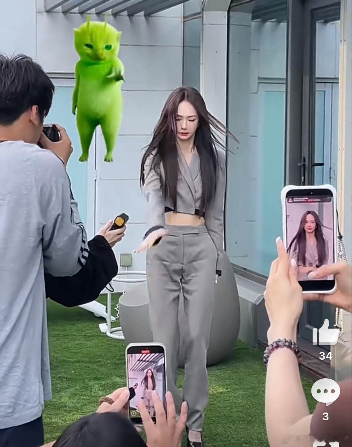 谁说服戚薇拍这个的戚薇也太瘦了吧，裤子的腰围得专门改吧，不然都穿不了