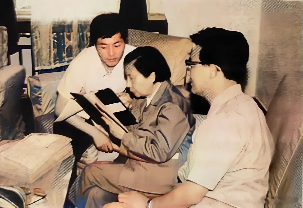 下图中刘英在中央档案馆，鉴定长征途中会议记录等革命历史档案。她是不二人选！