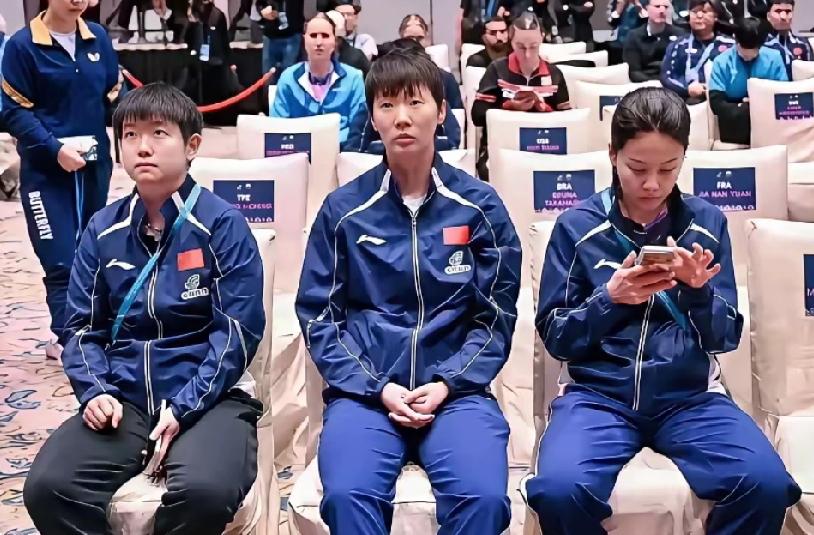 笑不活了！澳门世界杯抽签名场面，莎莎同同这工作牌反差绝了家人们，澳门世界杯