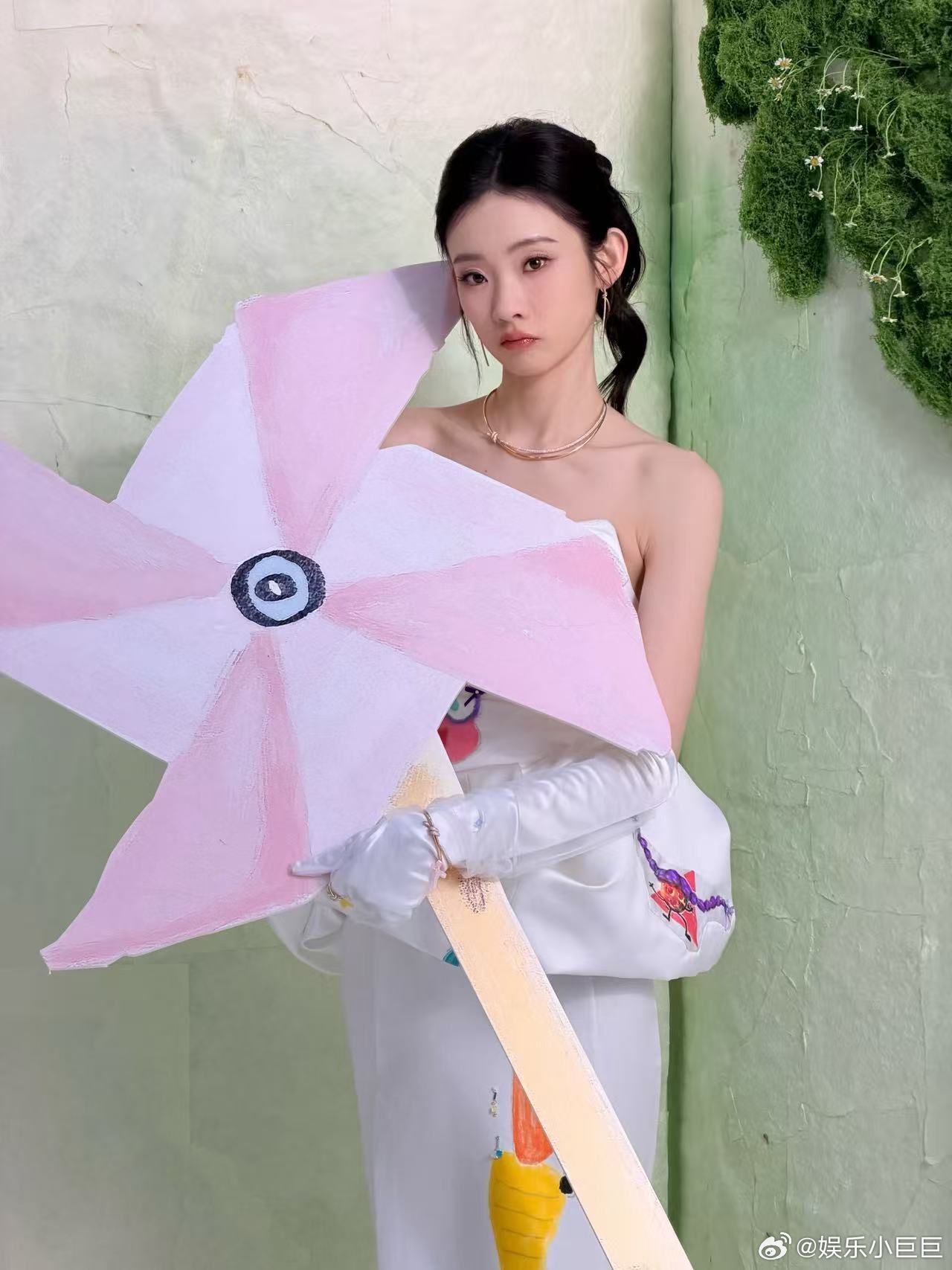 张艺凡尊重6岁小画家的著作权优质偶像总能传递正向价值观，张艺凡不随意挪用儿童艺