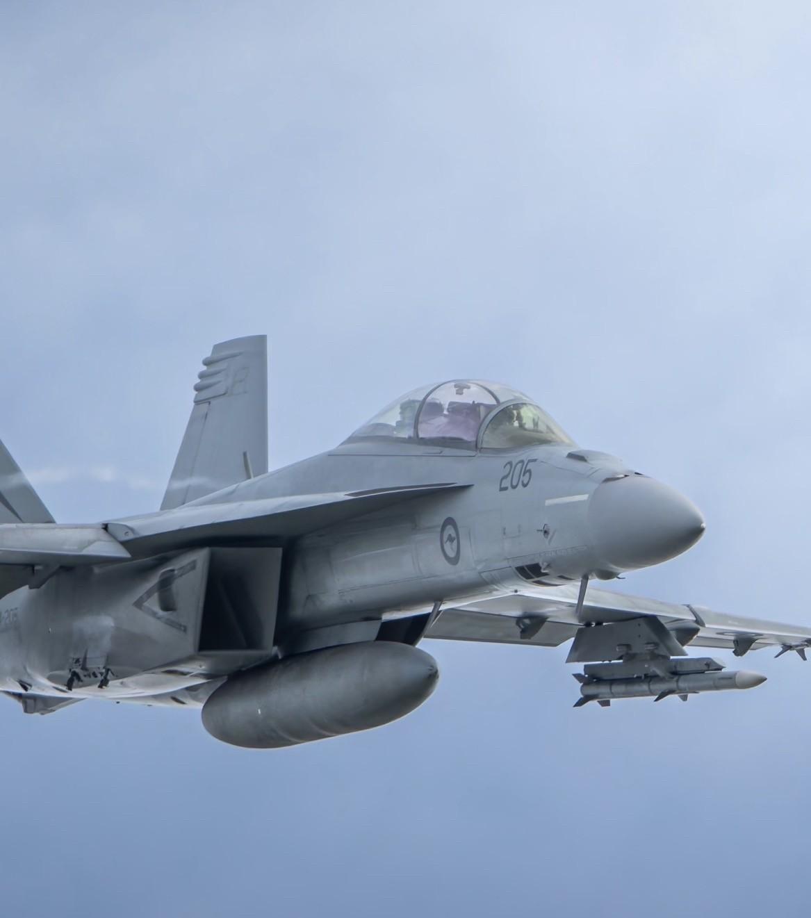 见过欺负人的，没见过这么明目张胆羞辱人的，两架美军F-18战机闯进别人领空，大摇