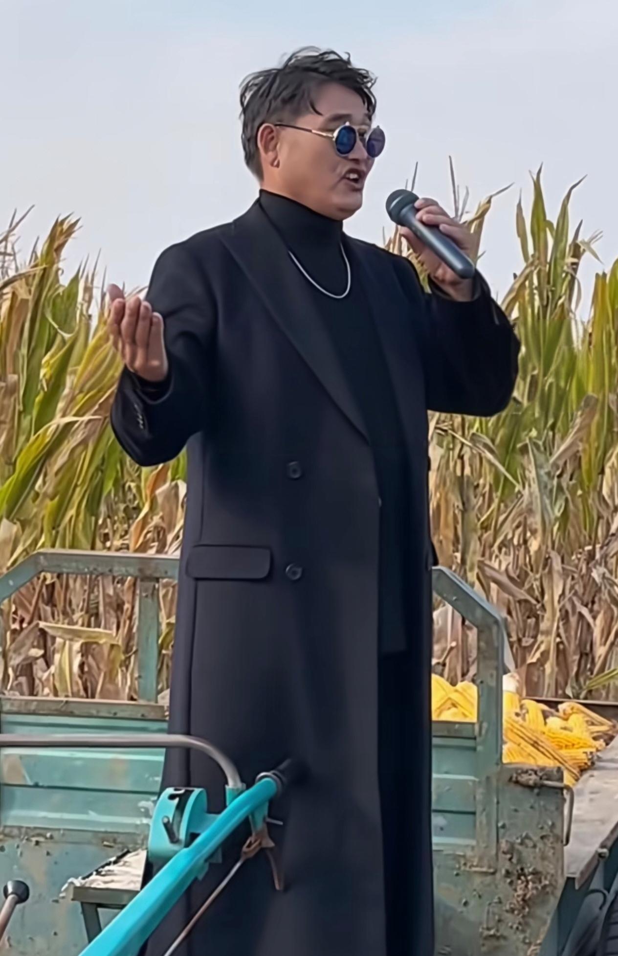 2022年10月田间拍摄画面，解锁截然不同的大衣哥朱之文！一身长款黑风衣搭配