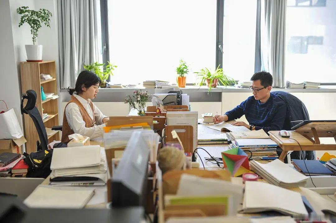 我们办公室里老师的经验：当你忍不住要生气发火时，就去办公室走一趟，办公室所有老师