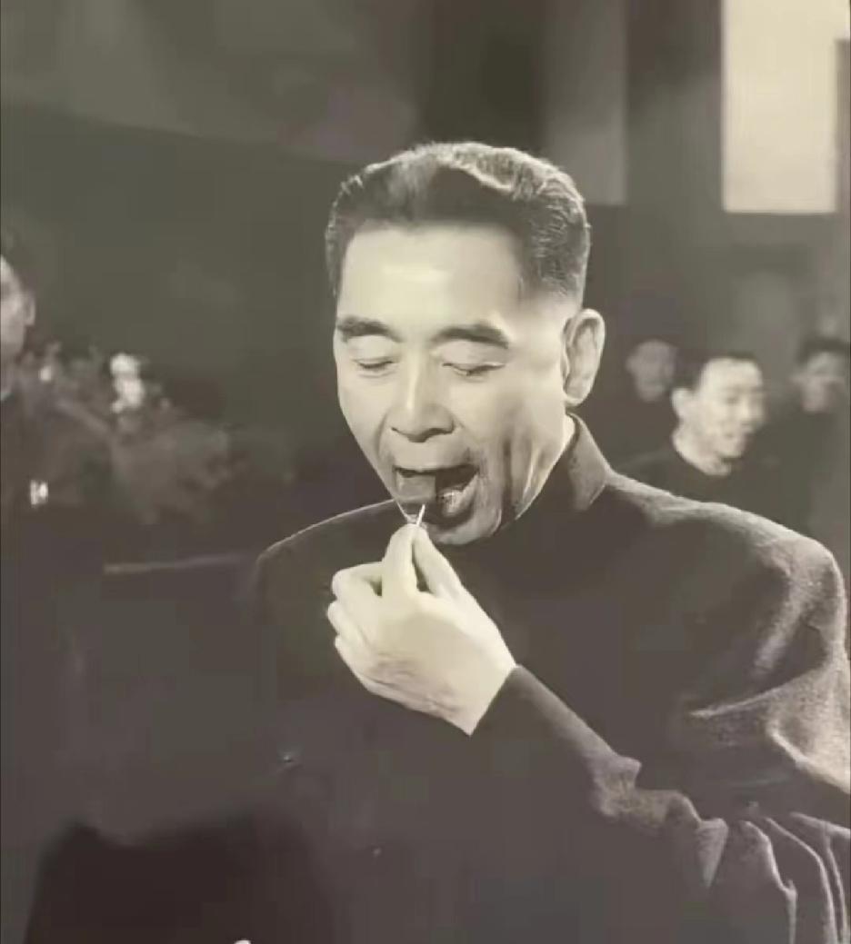 一幅描绘周总理手持吸管，品味天然椰汁的画面；另一幅则捕捉了周总理在国宴上享用雪糕