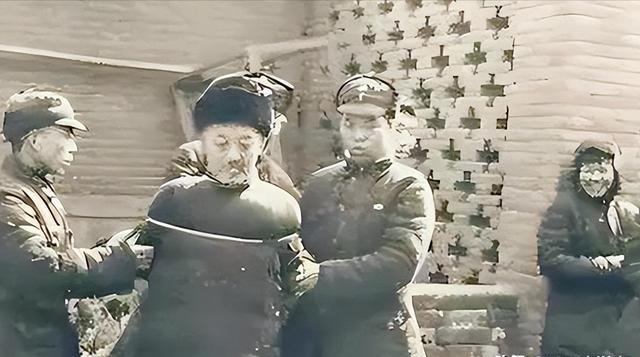 1952年，许世友回老家探亲。谁知他进屋就看到了自己的三叔许存礼，顿时怒火中烧，
