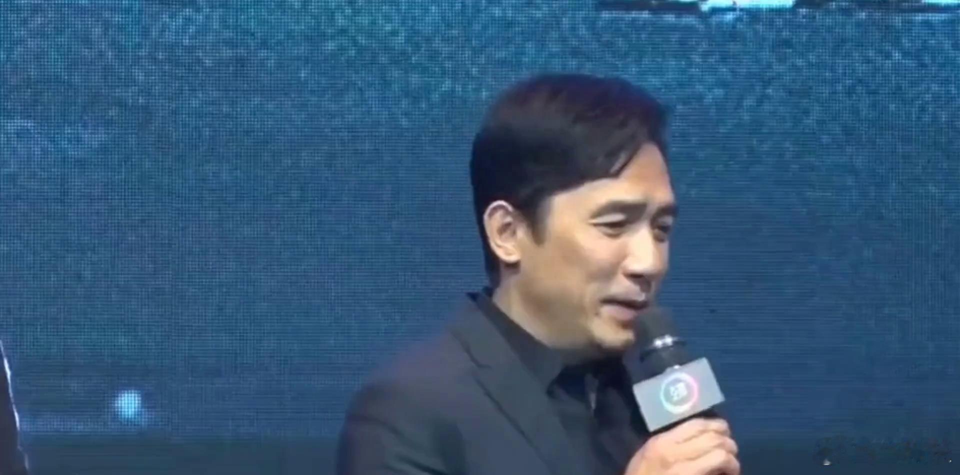 谁懂啊打开手机就被这对神仙组合暴击！成龙这般平常踪迹颇难寻觅的国际巨星，竟然同古