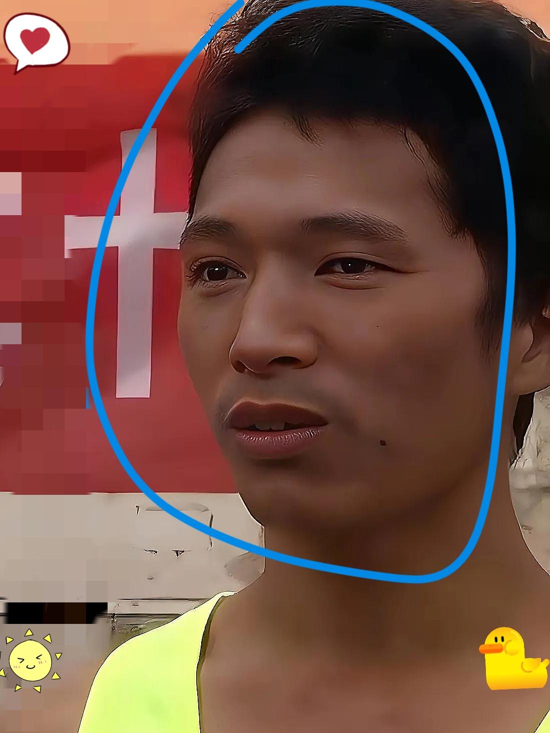 小野孩的爸爸李先生是一个大学本科毕业，人长的还可以。小野孩爸爸李先生，本科毕