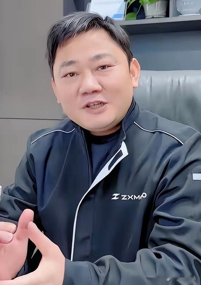 张雪说，摩博会上，遇到了一个事，要跟大家说一下，有个参加过九三阅兵的人，把他的纪