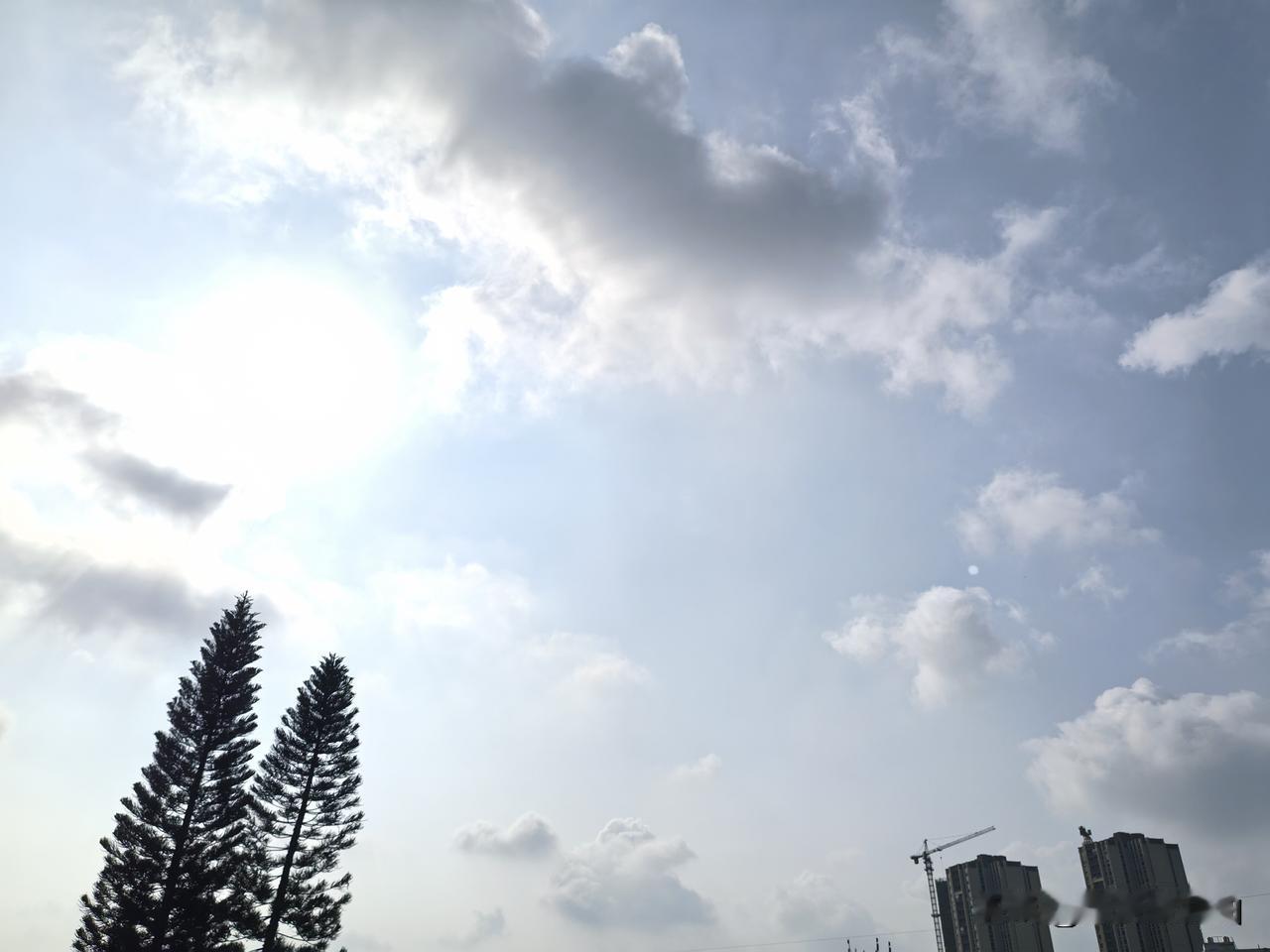 广东天气炎热伴有分散雷雨，局部雨势强烈！3～5日，广东天气炎热，珠三角、粤东