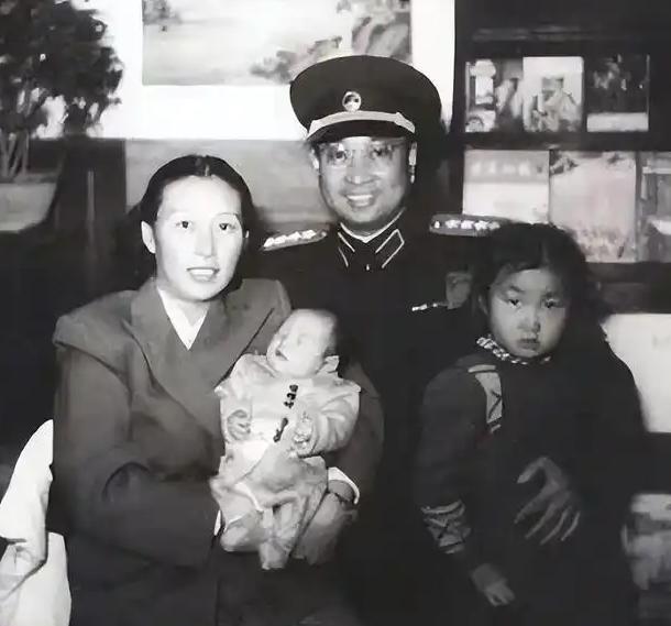 2010年，92岁的傅涯在病重弥留之际，她把五个子女叫到病床前，留下让儿女动容的