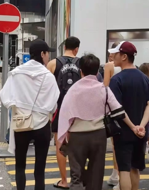 香港中环街头偶遇四太一家，奚梦瑶又高又瘦修长笔直大长腿超抢眼！