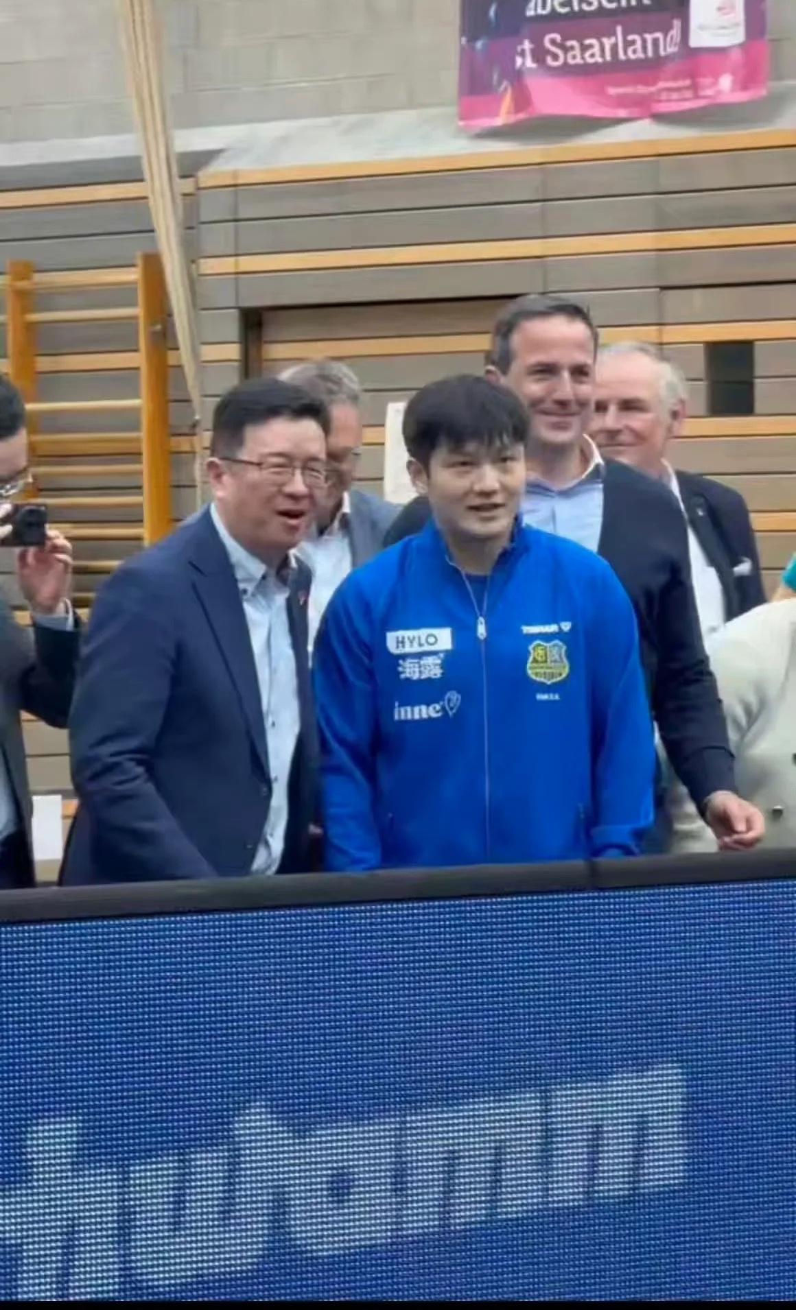 樊振东比赛结束跑过去和法兰克福总领事打招呼合影啦！经理还是非常机敏，紧跟樊振