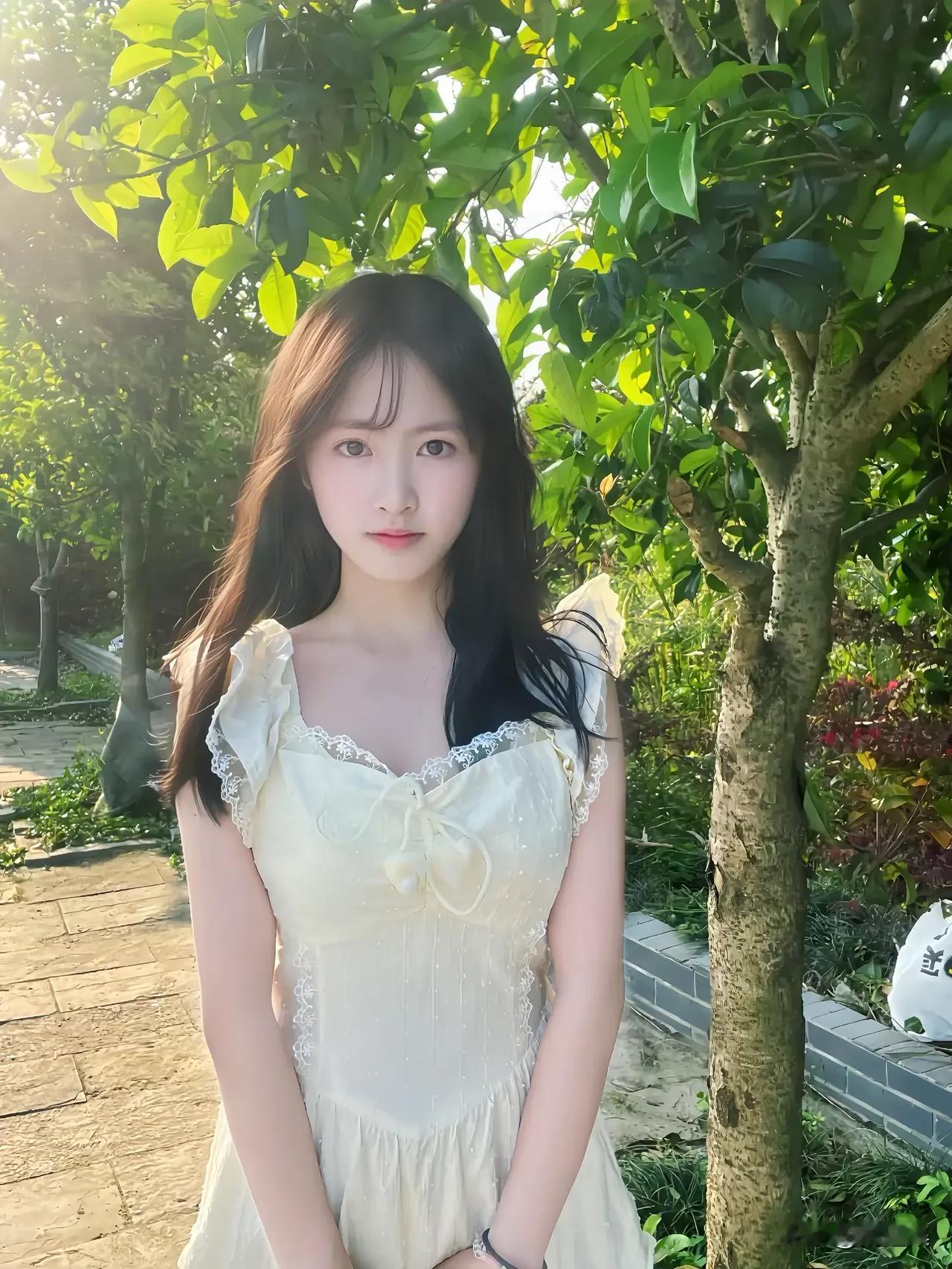 花间美人影，轻纱拂绿阴。