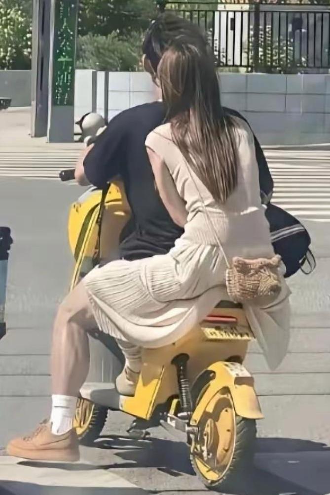 路口抓拍一幕，差点被背影彻底骗过去了路口随手拍到一位骑车的路人，远远望去长