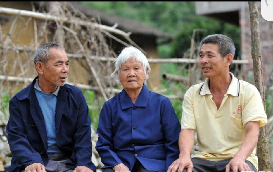 黄桂花，女，1910年生，现住广西南宁市上林县塘红乡中可社区东耀庄，五世同堂，领