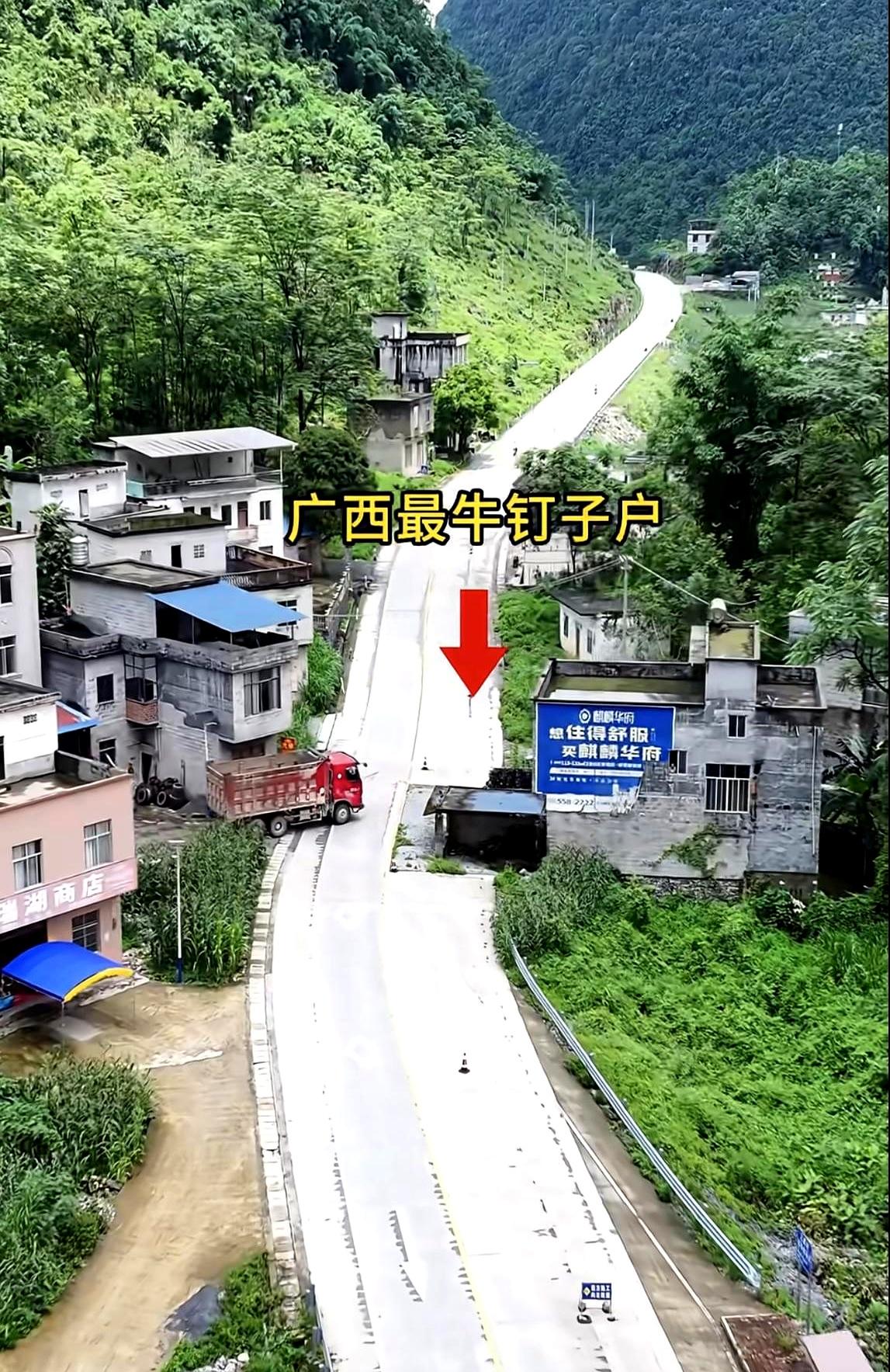 当挖机停在广西一间小柴房前时，5万的口头价被挡了回来，房主只认20万，谈到天黑也