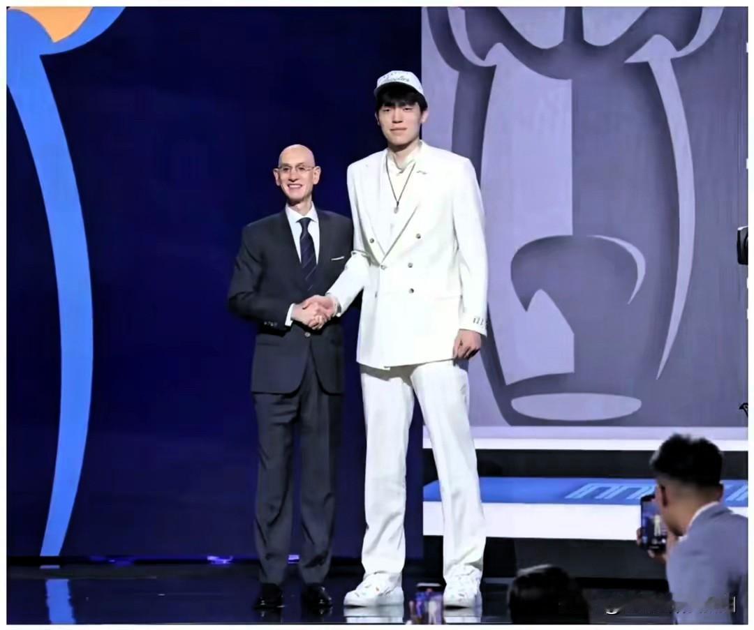 杨瀚森“进军”NBA，这三人恐怕做梦都会笑醒。首当其冲的是肖华，身为NBA的总