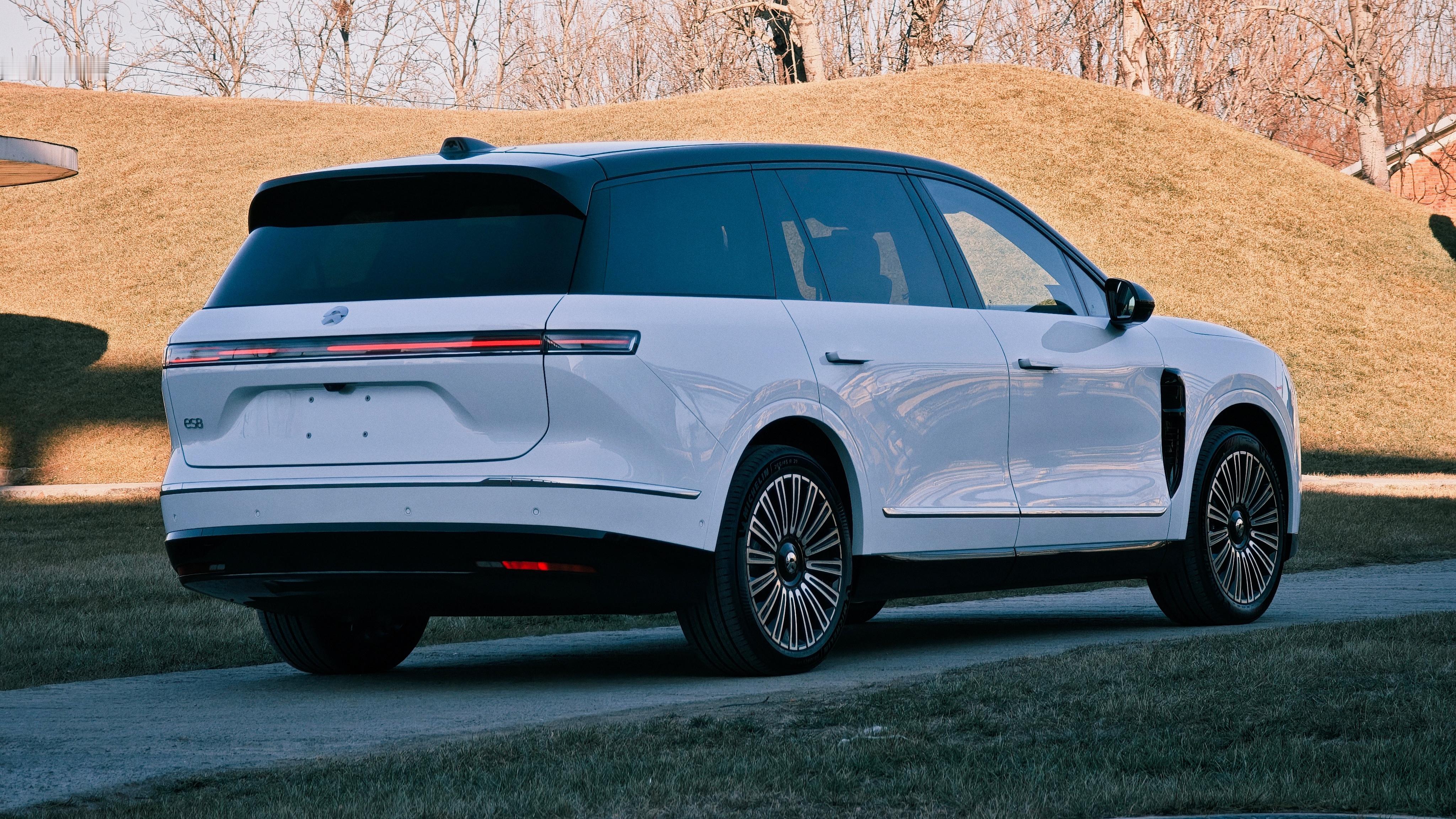 原来大家买大个的豪车，颜色选择基本以深色系为主，看起来够沉稳。我发现这几年越来越