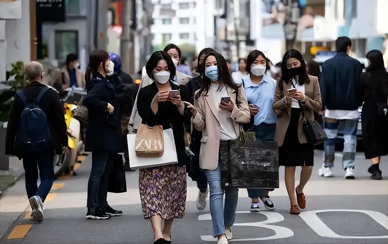 一位韩国华人表示，韩国人的工资是中国人的八倍，中国人有什么资格嘲笑韩国，首先不可