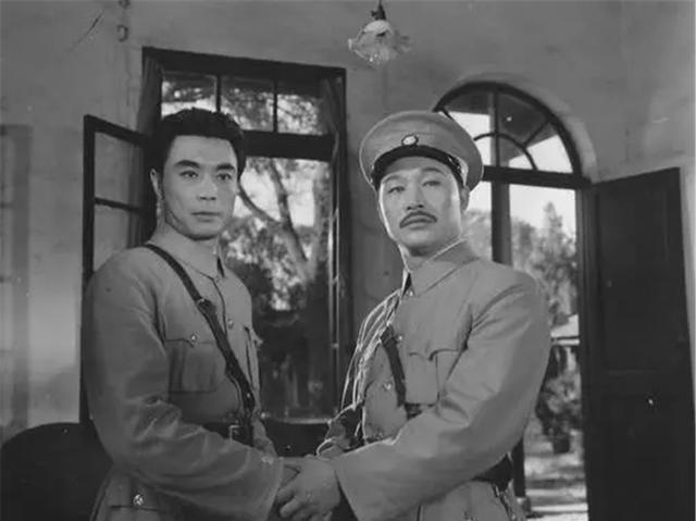 周总理出于好意建议贺龙搬离中南海居所，贺龙当场回应：“我没想到把我看成这种人”周恩来和贺龙的故事，其