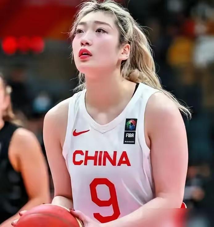 这次女篮真是邪门了。李梦没进大名单，根本不是什么伤病，是她跟四川队续约谈崩了，整