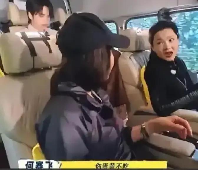 刘嘉玲吃早饭时，拿了四五个鸡蛋，但只吃蛋白蛋黄就丢一边，何赛飞看后心疼的说：“哇，你吃那么多鸡蛋，蛋