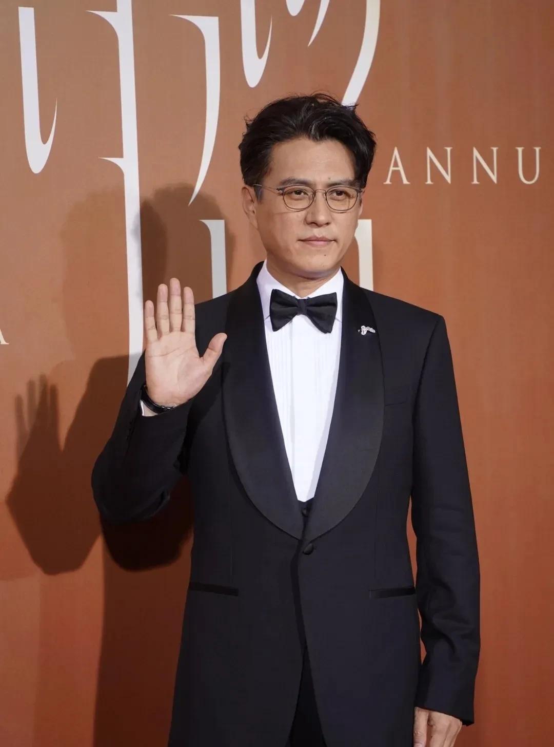 又是官又是演员的靳东最近被人议论纷纷不是因为他塌房了，而是48岁的靳东最近