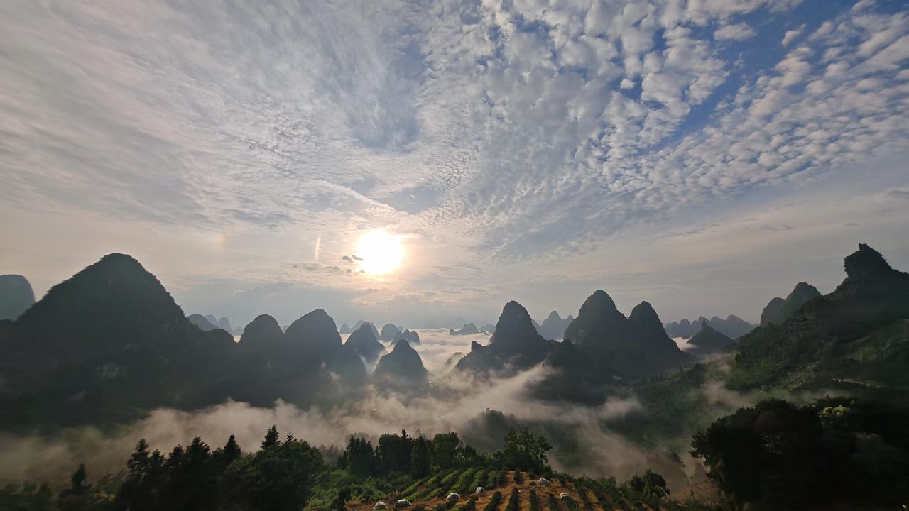 广西阳朔雨后的景色简直绝了！一场降雨过后，那簇簇山峰在云雾间若隐若现，活脱脱一幅