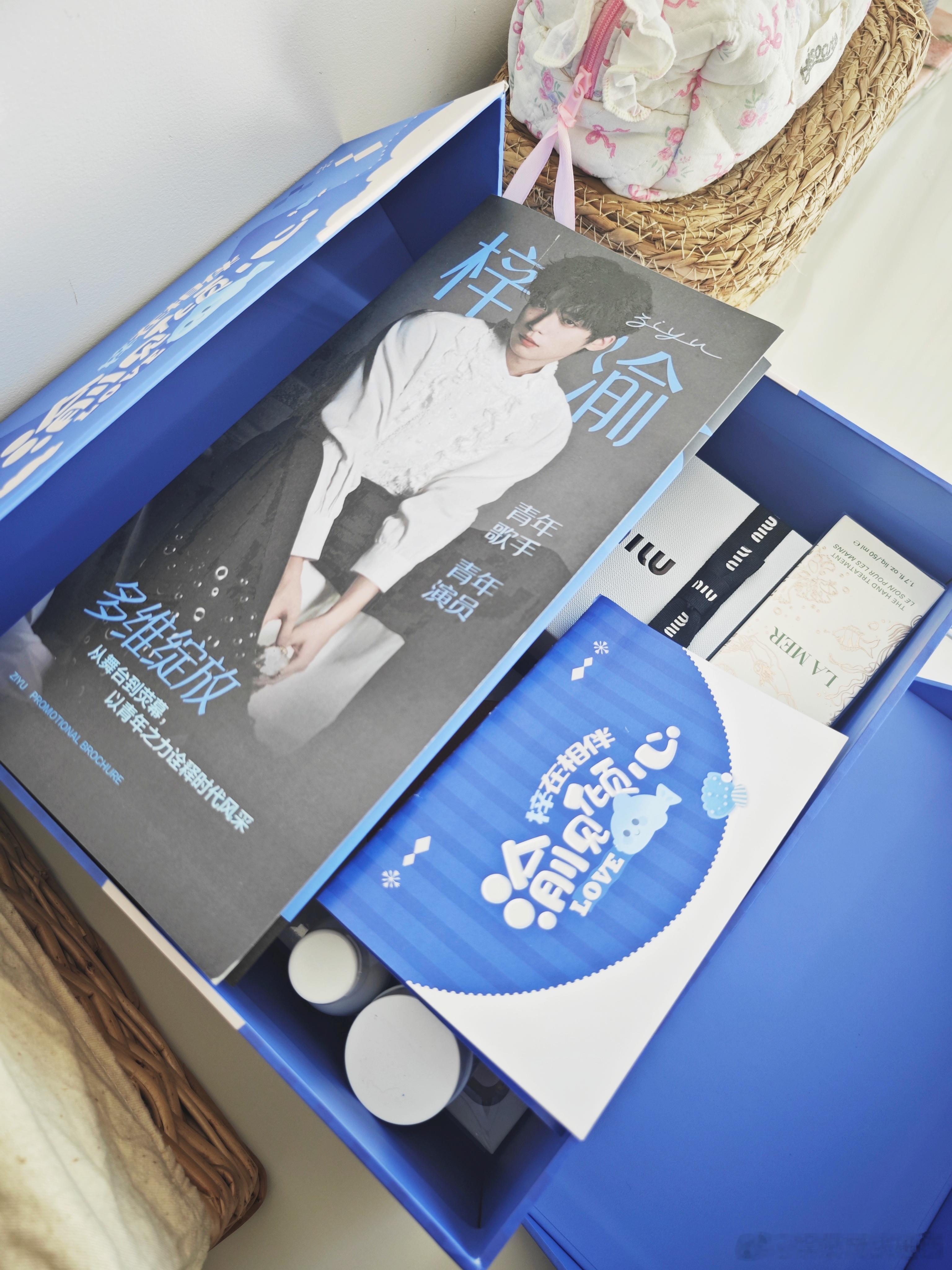 感谢今天收到了好大一个媒体礼盒～“渝见倾心”礼盒刚拆开入眼的就是极速小鱼的蓝色盒