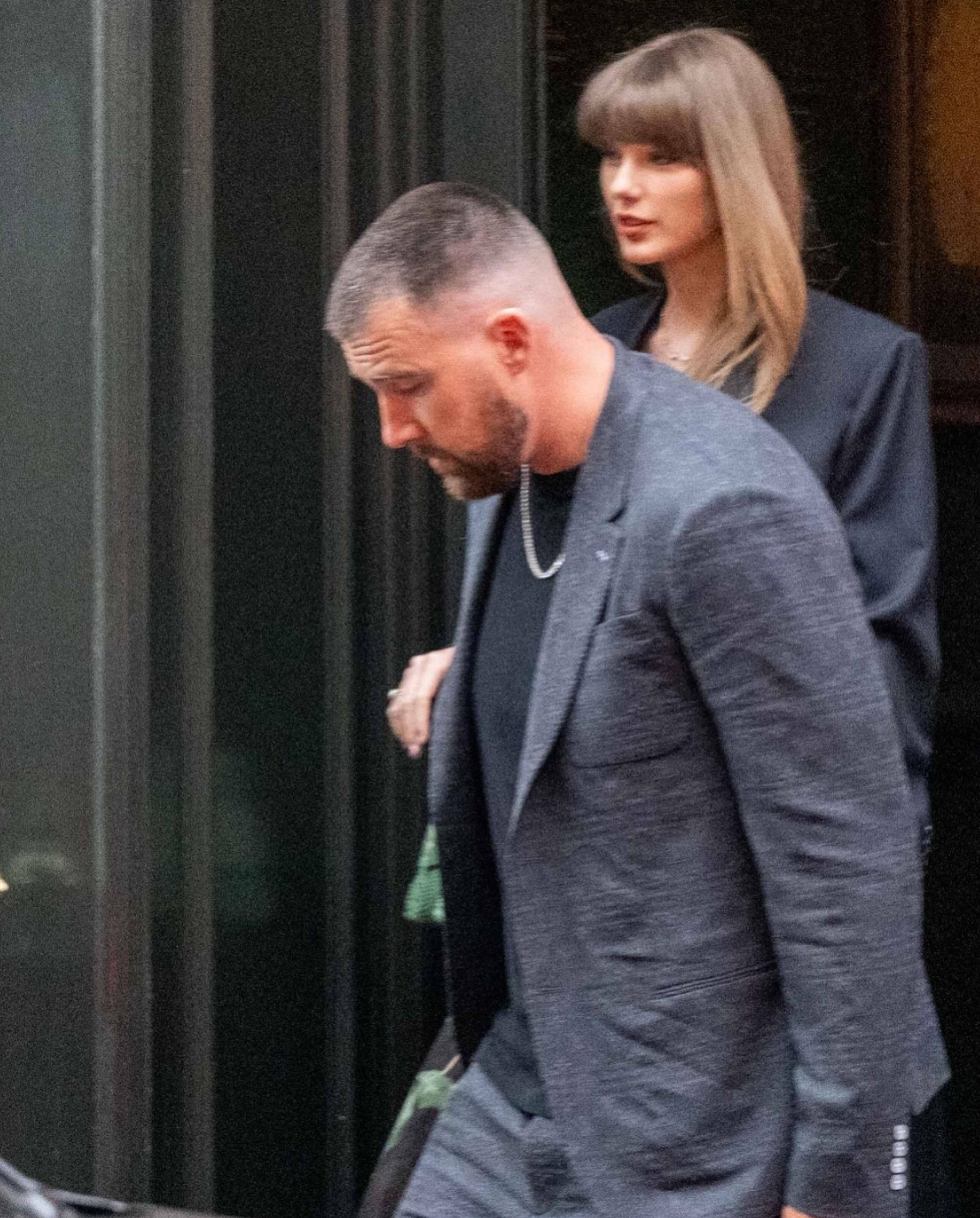 霉霉TaylorSwift与TravisKelce现身伦敦！！状态好棒啊姐霉