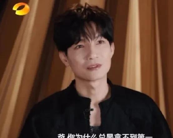 陈楚生的儿子哭着问陈楚生：“爸，你在《歌手》为什么每次都拿不到第一名？”陈楚生很