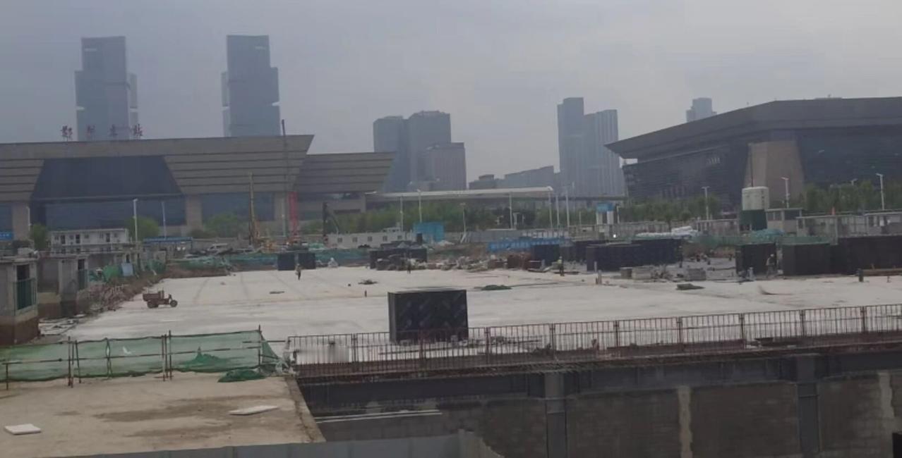 胖东来郑州店施工再迎新进度！从大河报最新报道来看，胖东来郑州店正在做给排水设施