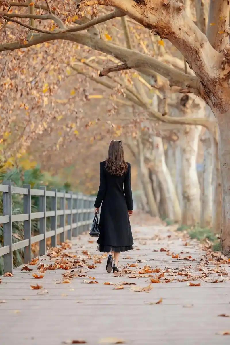 男生的暧昧热乎劲，咋就扛不住一句心意确认？他会主动凑过来搭话，遇事顺手帮衬，聊