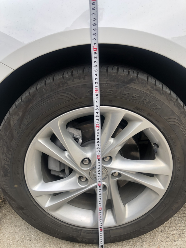 君威车身高度左右不一致车左侧整体比右侧低1.3cm左右。4s说正常，让找个一样