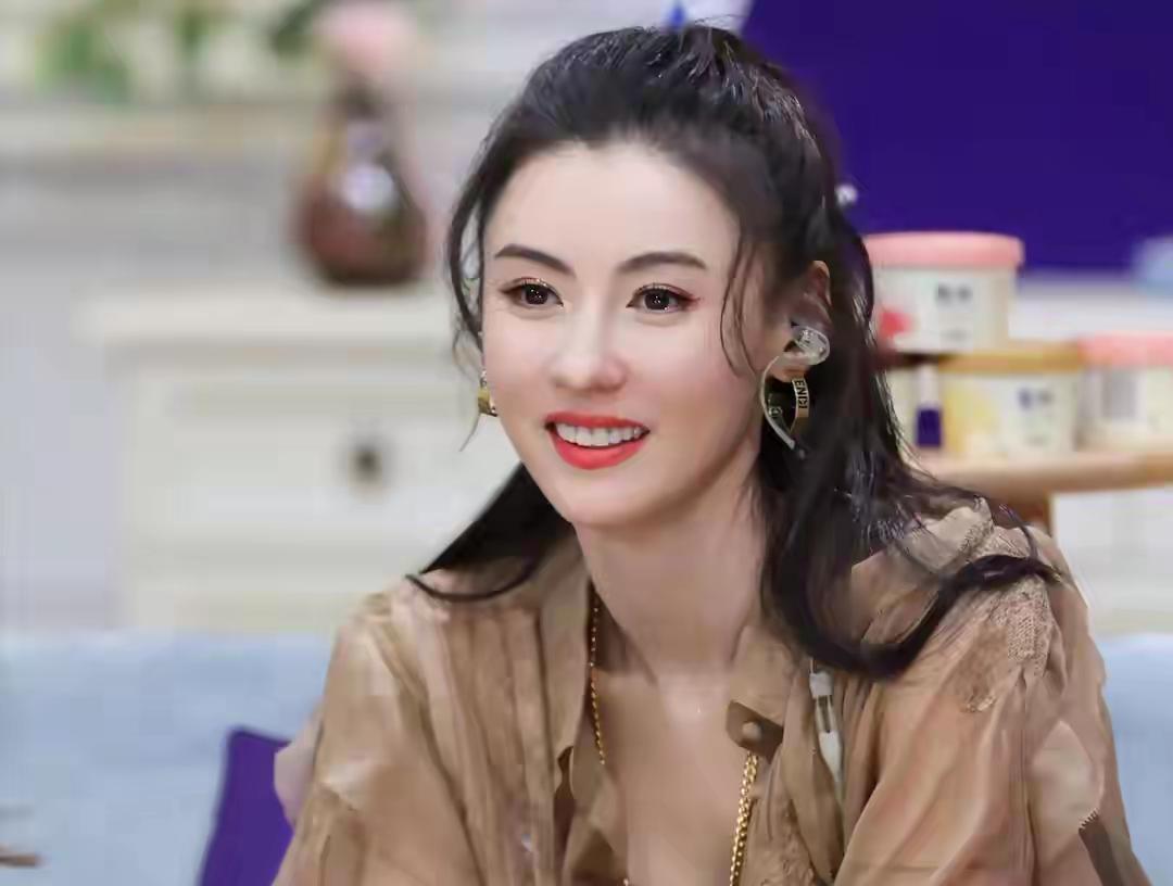 向太批评张柏芝：读书少，撒谎成性，逻辑混乱，耍大牌；郑佩佩：张柏芝演技还不错