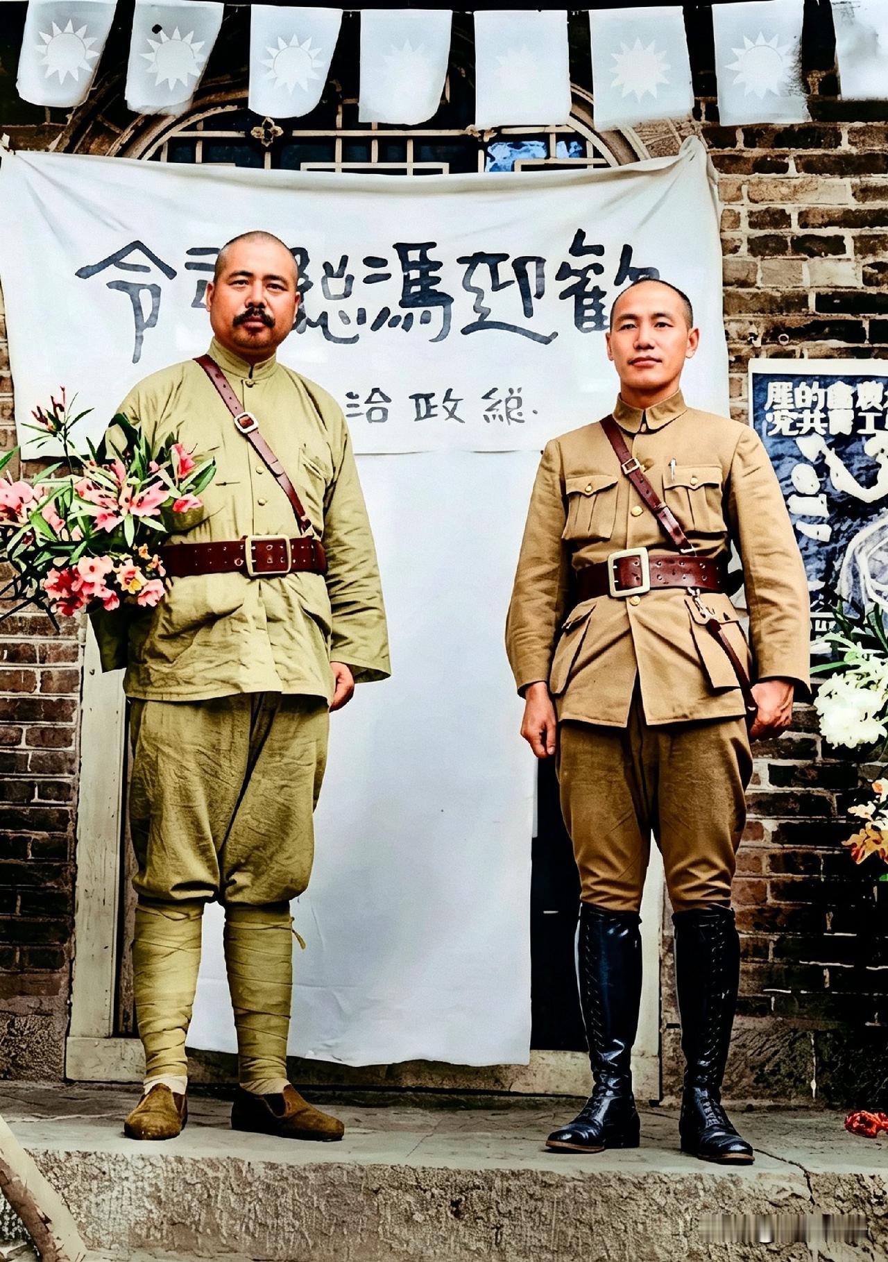 1927年，徐州。这张老照片拍下了冯玉祥和蒋中正见面的瞬间。左边是冯玉祥，那年4