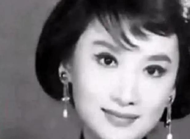 1940年，地下党康乃尔正在茶楼打牌，一军统美女突然拍了拍他的肩膀，对他说：“你