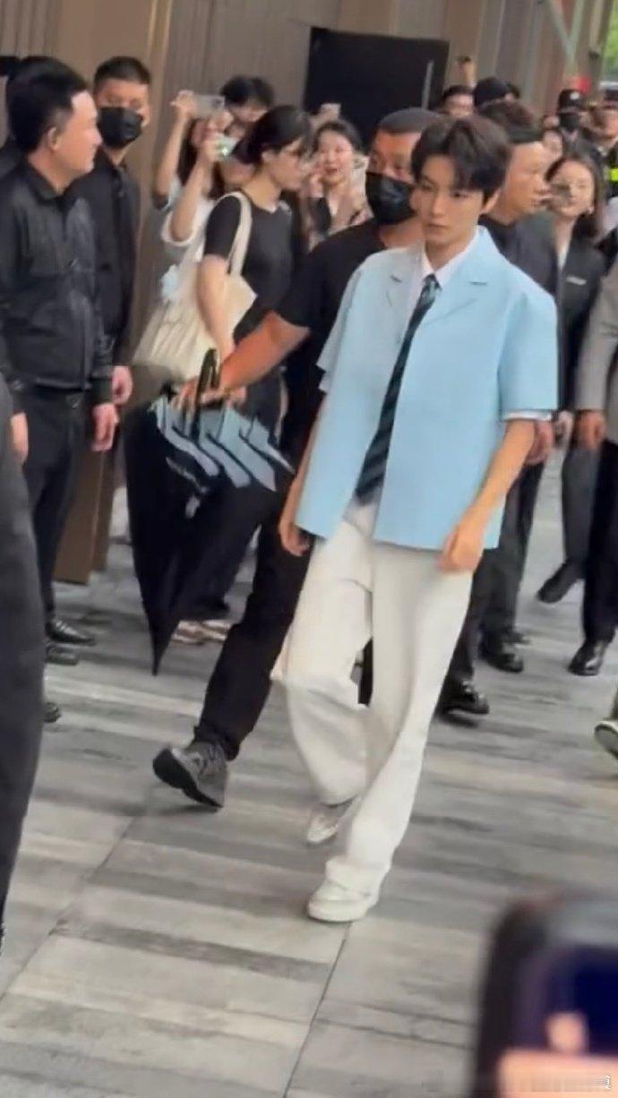 王俊凯这脸小的王俊凯蓝衬衣男大王俊凯穿蓝衬衣也太帅了！小脸精致，“男大”气