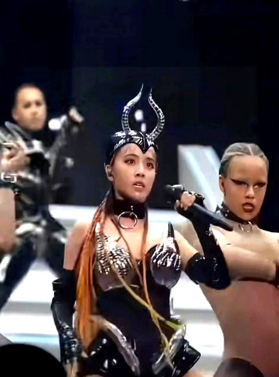 蔡依林露成这样，难道是新潮？现在女明星们出席活动真是越来越敢穿了，露肩露背露腰