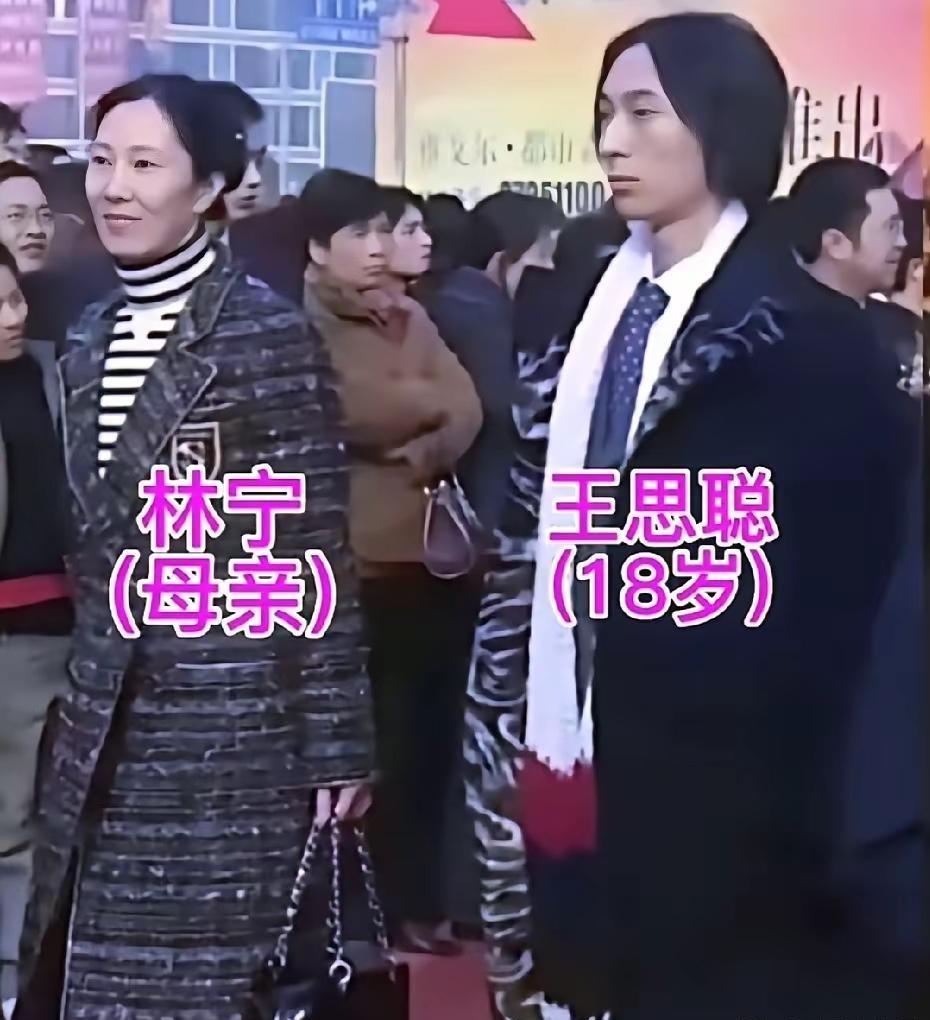 当年刚留学回来的王思聪，看着真是稚嫩啊！如今判若两人​​​