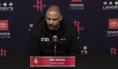 NBA常规赛马刺145-120战胜火箭赛后，火箭主教练艾米-乌度卡接受媒体采