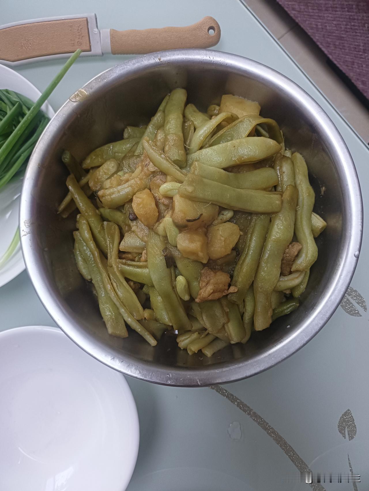 今天中午我家两个菜，豆角炖土豆，鸡腿香肠。上午去市里开中药，我就在市里吃饭，
