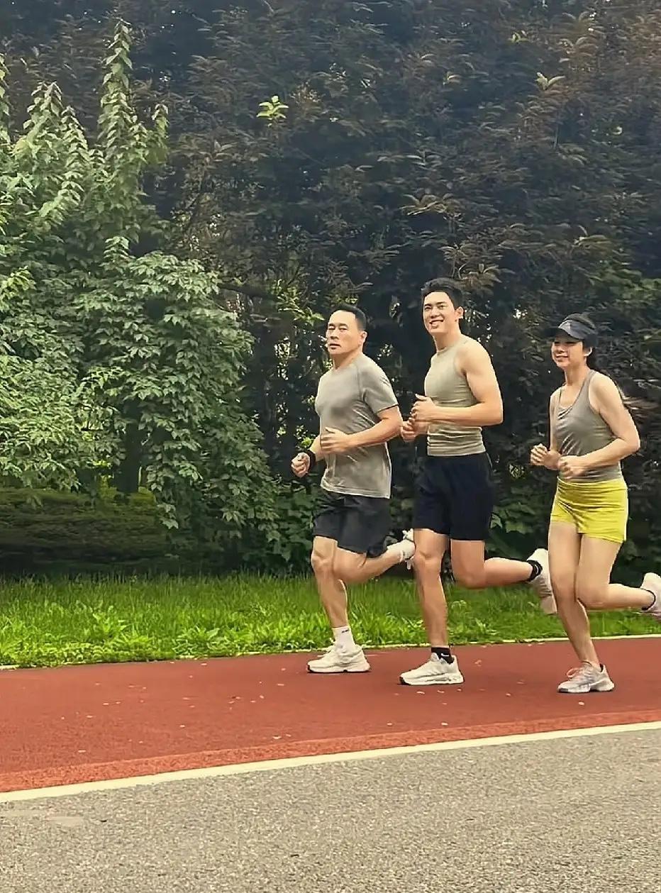 电视剧《水浒传》里武松的扮演者丁海峰和他的老婆儿子一起跑步，一家都很喜欢运动。儿