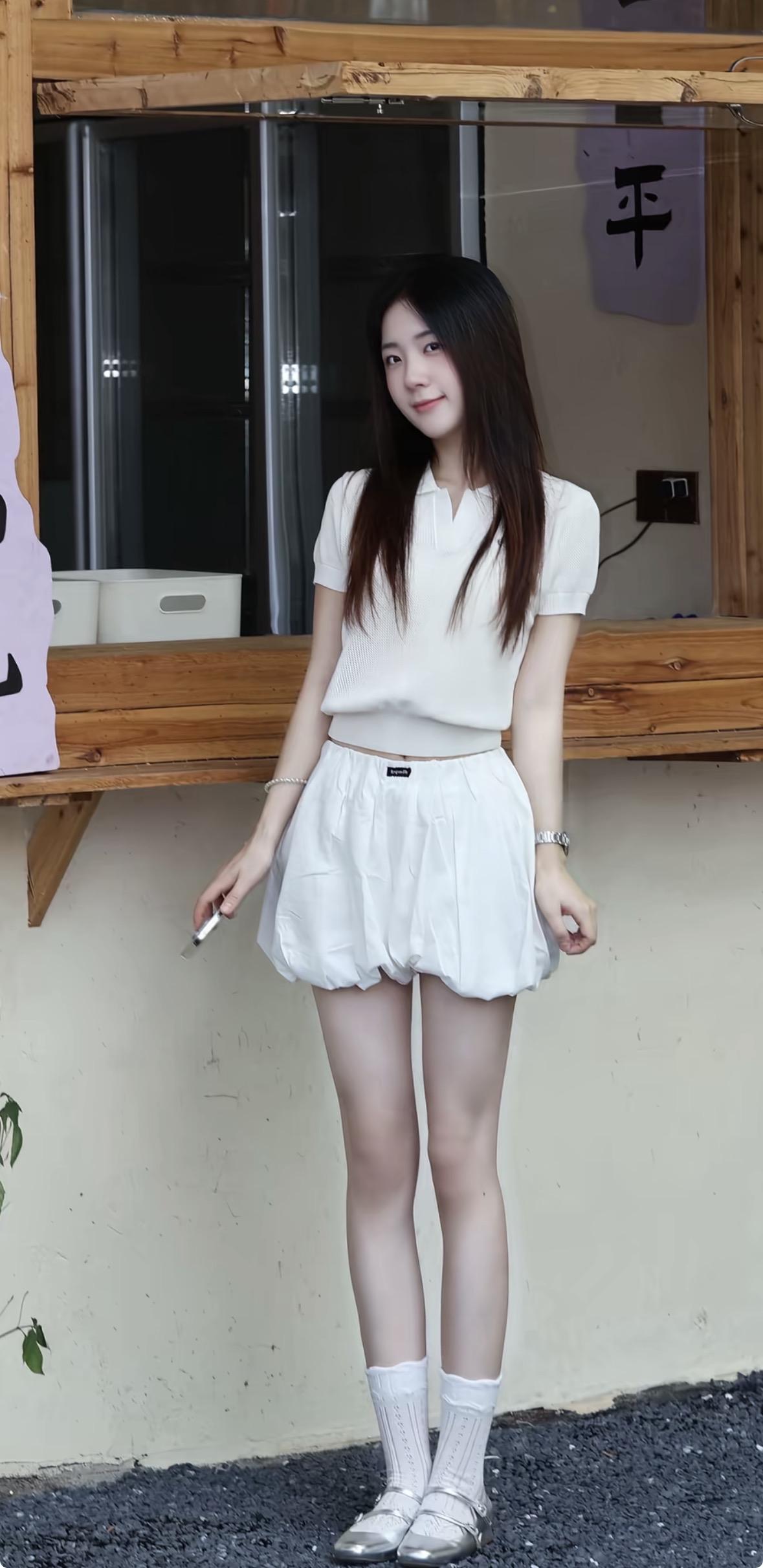 清新夏日穿搭，白色短袖+短裤，搭配白色袜子和凉鞋，简约又时尚！🌞👗👠