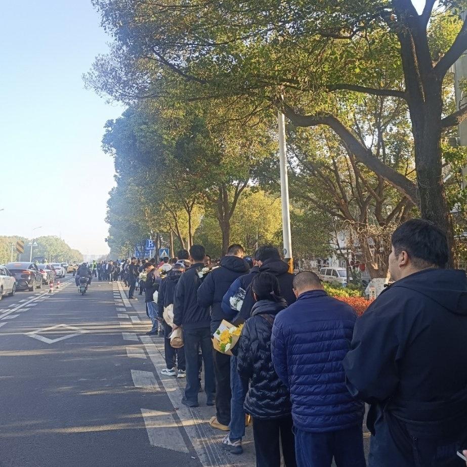 张雪峰告别会，现场有“三多”：人多排队已经排到殡仪馆门口的街道上，而且有折