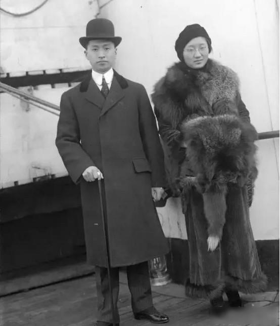 1911年，顾维钧被家人逼着娶了一个小脚妻子，新婚之夜愣是不进洞房，父母将他赶进