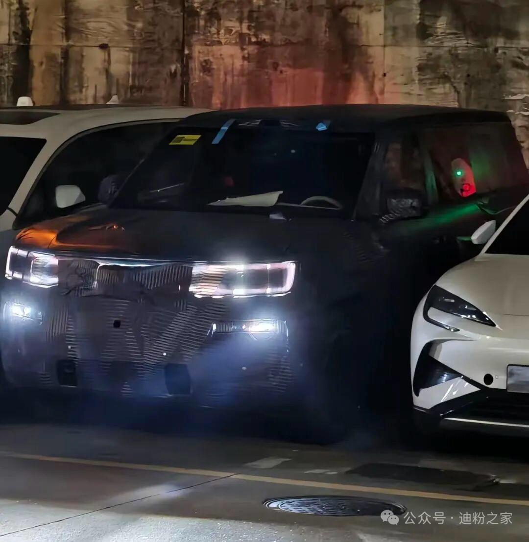 比亚迪方程豹钛9夜间实车曝光，灯组实拍氛围感拉满。前脸沿用豹5同款环形大灯设计，